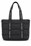 Puffer Bag Black – Vorderansicht mit breiter Steppung und Logo-Trägern