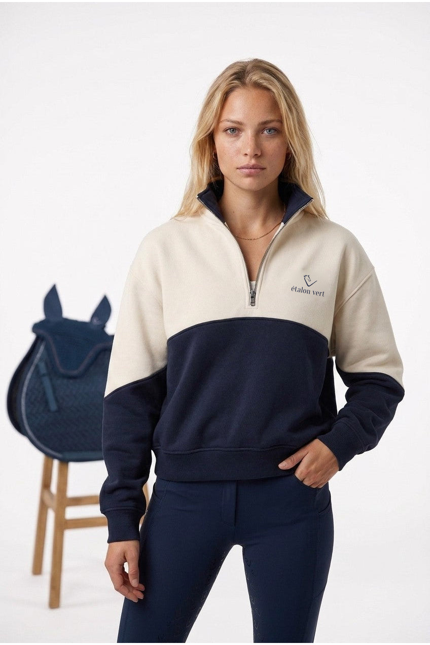 Bicolor Zip Sweater Off-white/Navy – Studio · frontal mit dunkelblauer Bruststickerei