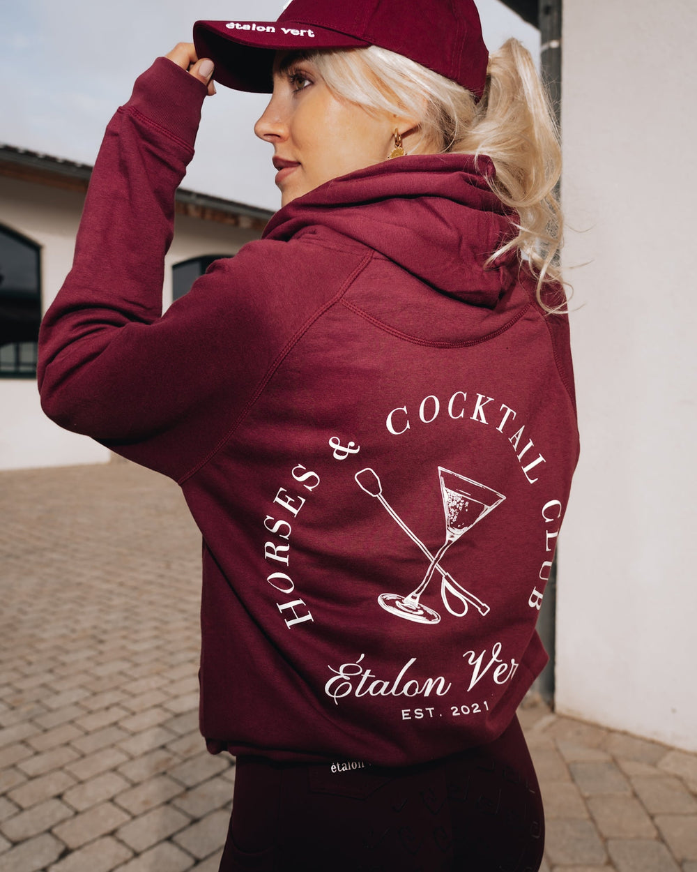 Quaterback 2.0 Normal Fit Hoodie - Horses & Cocktail - Burgundy