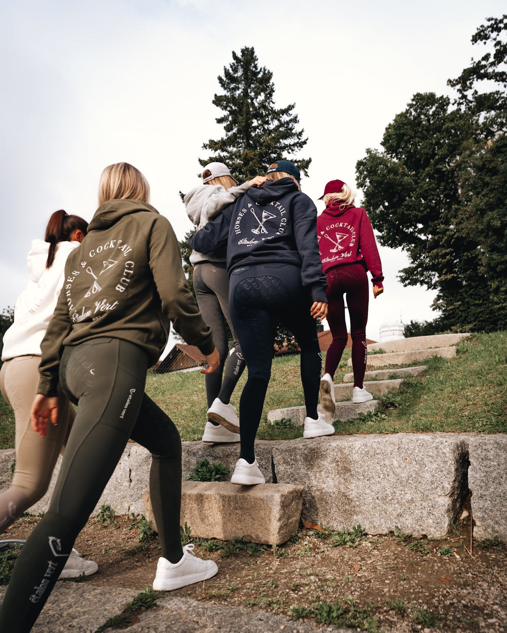 Quaterback 2.0 Normal Fit Hoodie - Horses & Cocktail - Olive