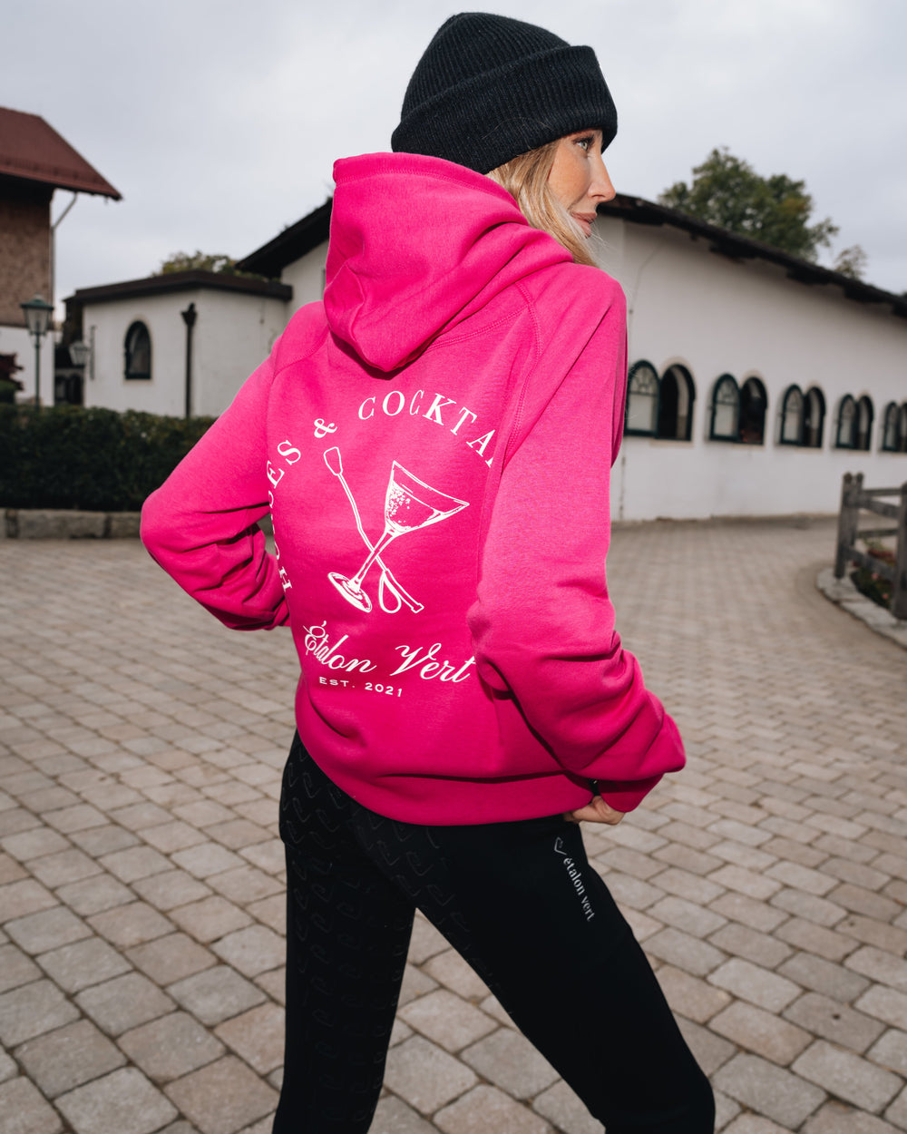 Quaterback 2.0 Normal Fit Hoodie - Horses & Cocktail - Very Berry