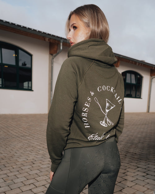 Quaterback 2.0 Normal Fit Hoodie - Horses & Cocktail - Olive
