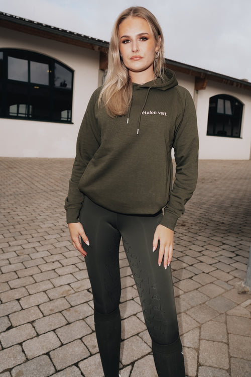 Quaterback 2.0 Normal Fit Hoodie - Horses & Cocktail - Olive