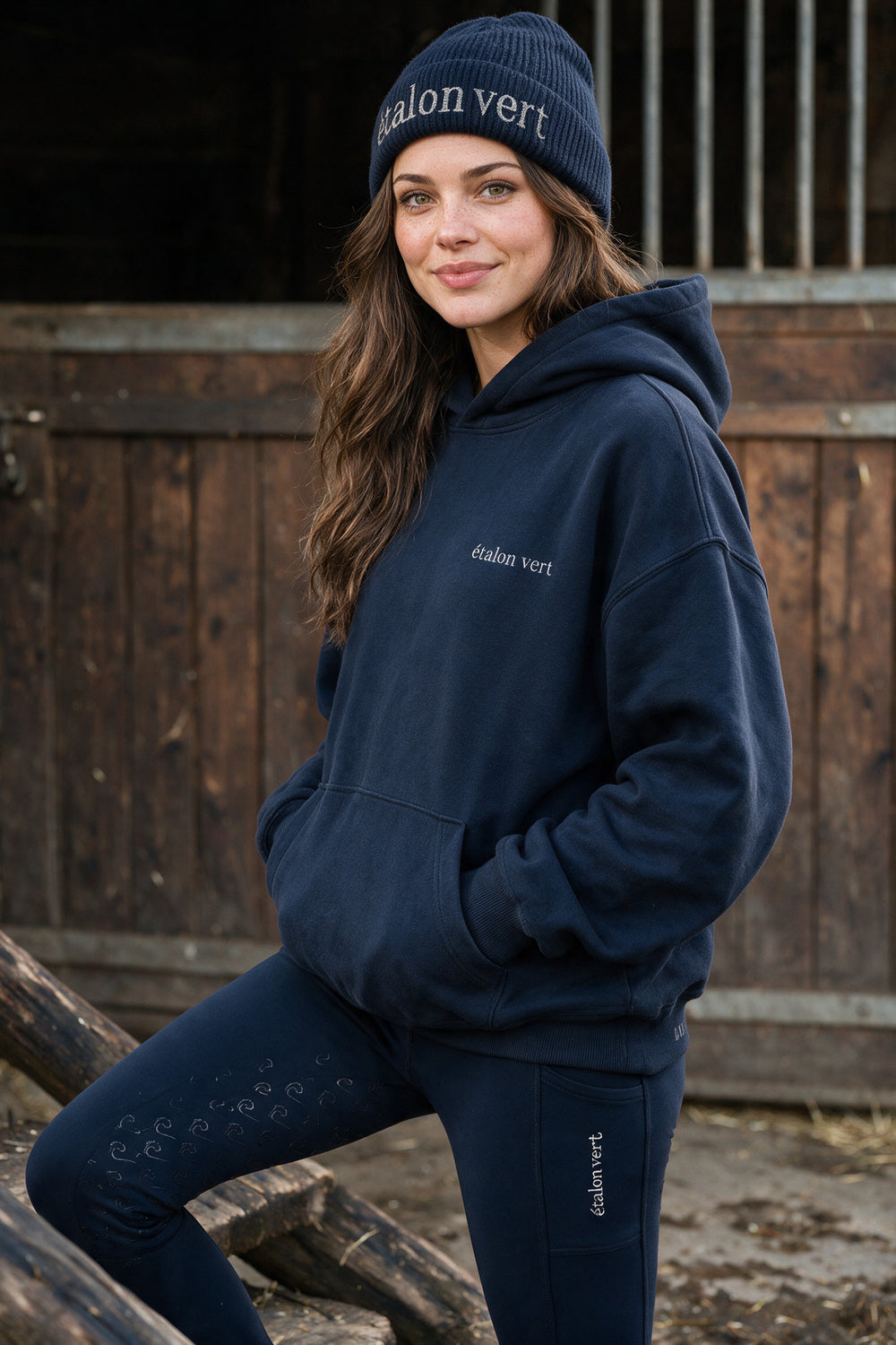 étalon vert – Oversize Hoodie Navy – Frau – Vorderansicht mit kleinem Brustlogo – B173