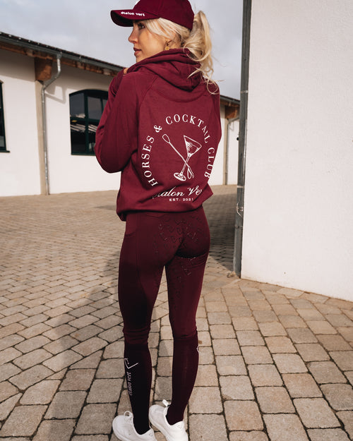Quaterback 2.0 Normal Fit Hoodie - Horses & Cocktail - Burgundy