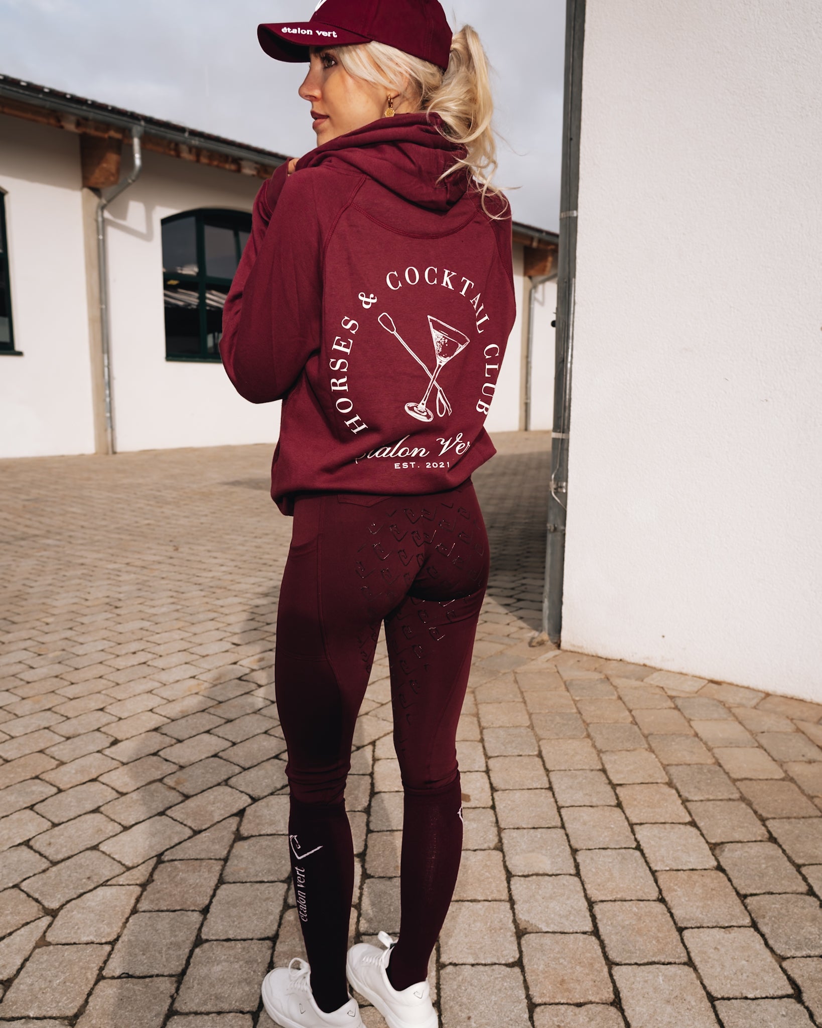 Quaterback 2.0 Normal Fit Hoodie - Horses & Cocktail - Burgundy
