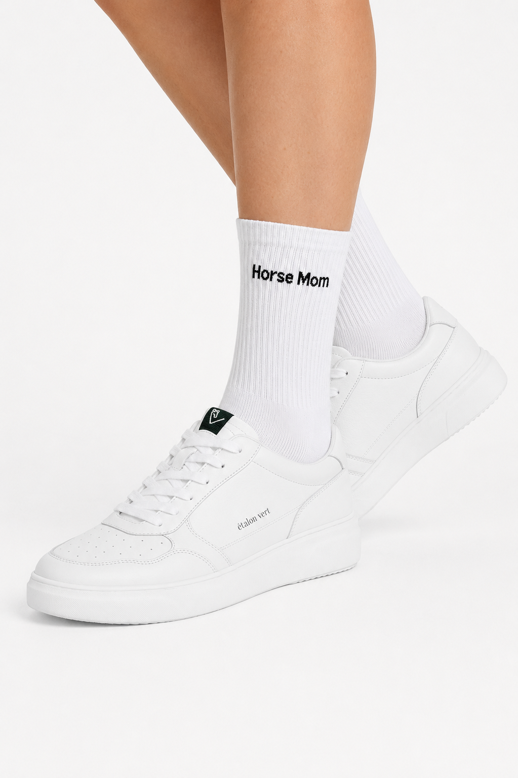 Horse Mom Sportsocken am Model mit Sneaker