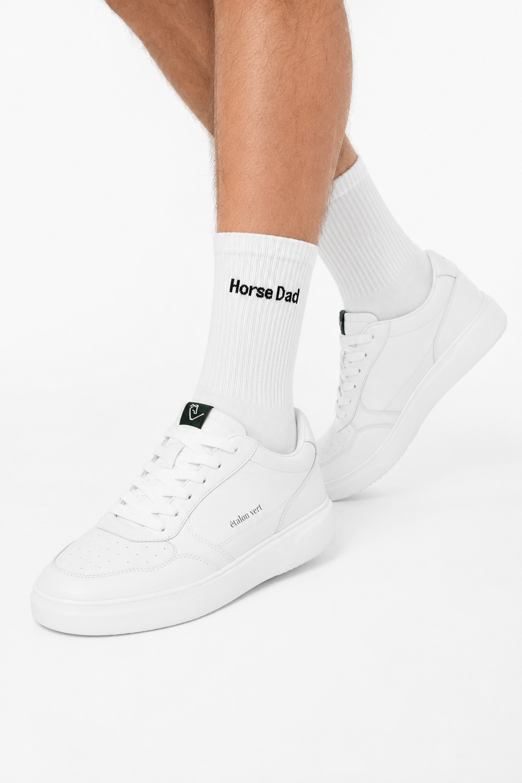 Horse Dad Sportsocken am Model mit Sneaker