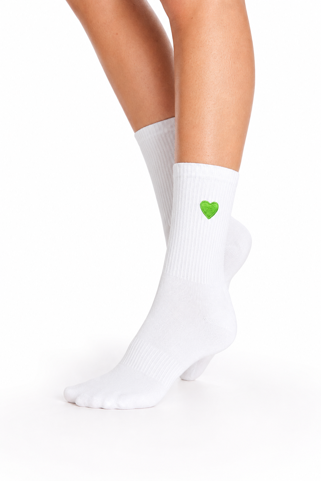Gruenes Herz Sportsocken am Model