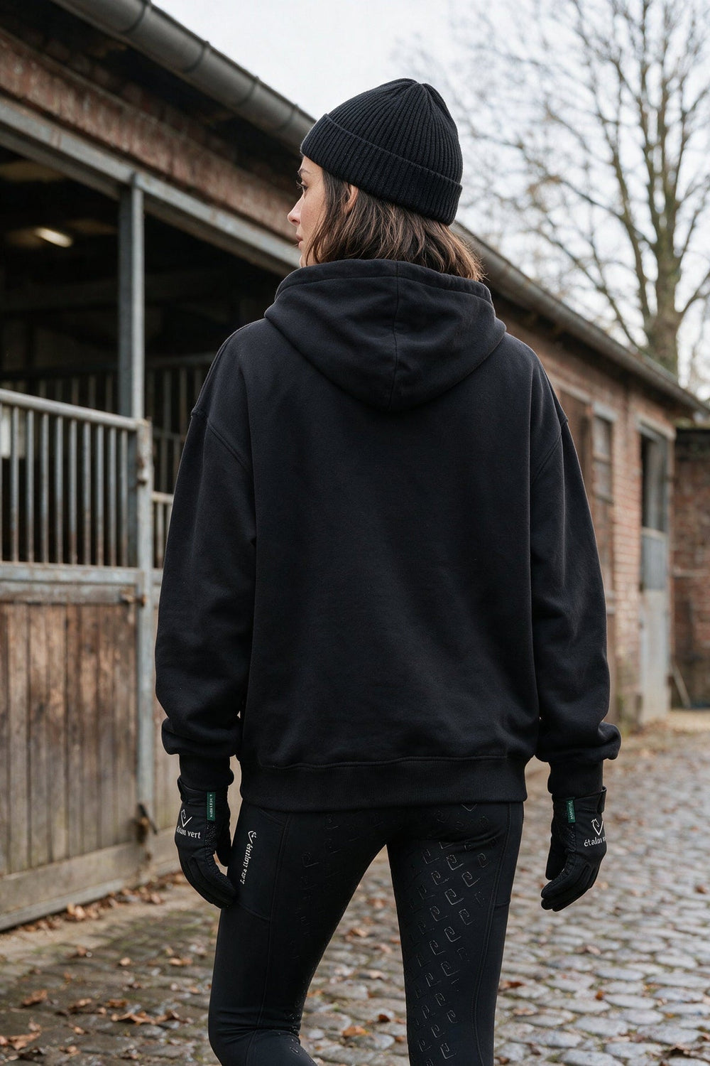 étalon vert – Black ETLNVRT Chenille Hoodie – back – Elise