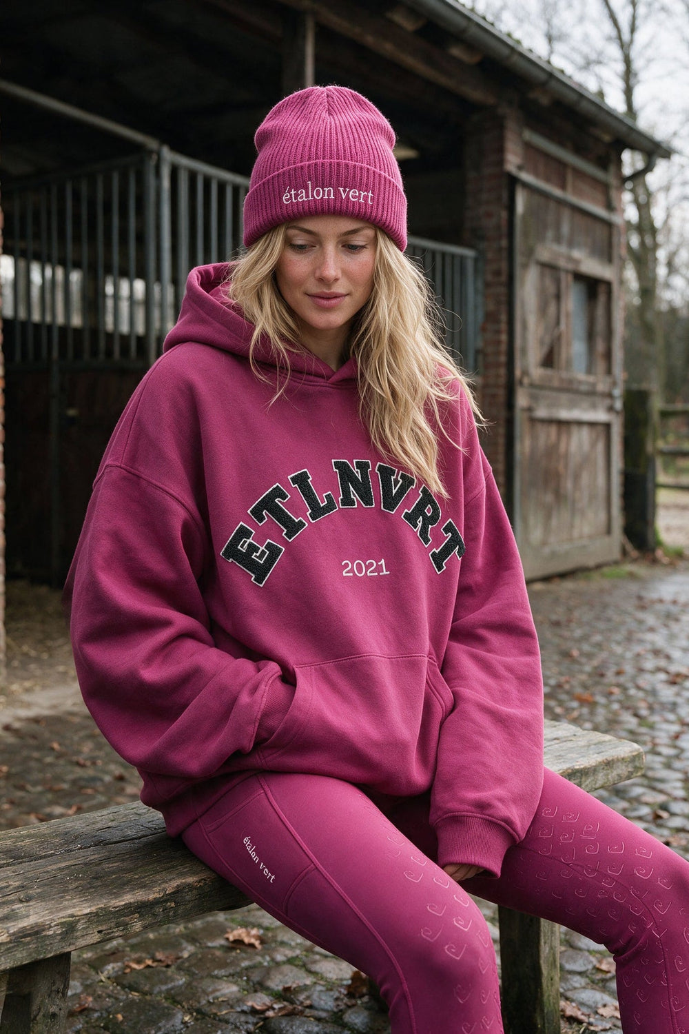étalon vert – Very Berry ETLNVRT Chenille Hoodie – front hem seated – Celine