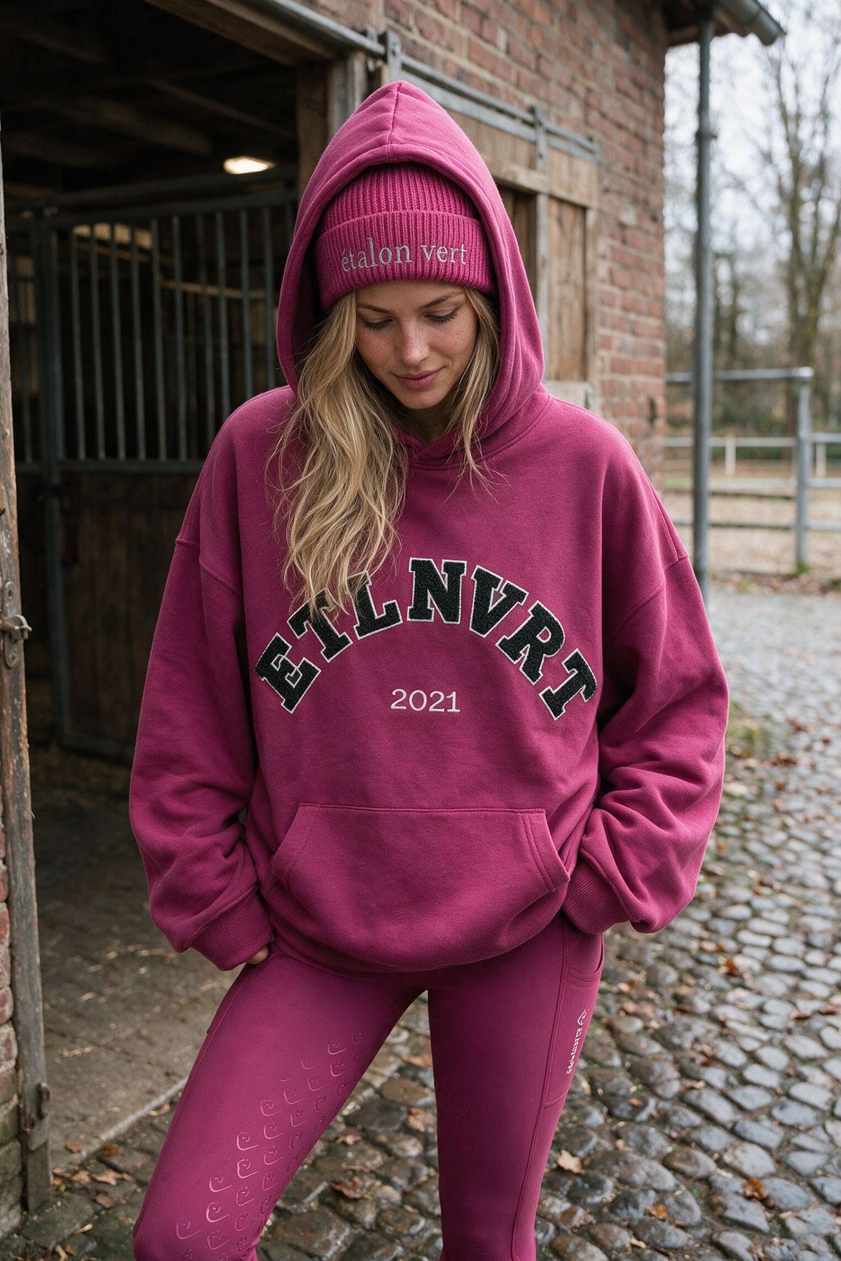 étalon vert – Very Berry ETLNVRT Chenille Hoodie – front three-quarter with hood raised – Celine