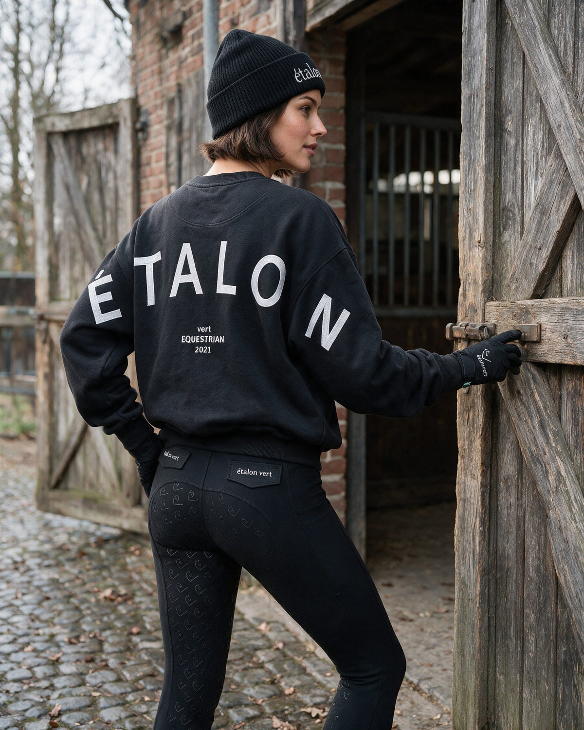 étalon vert – Black ETALON Letters Sweater – right side – Elise