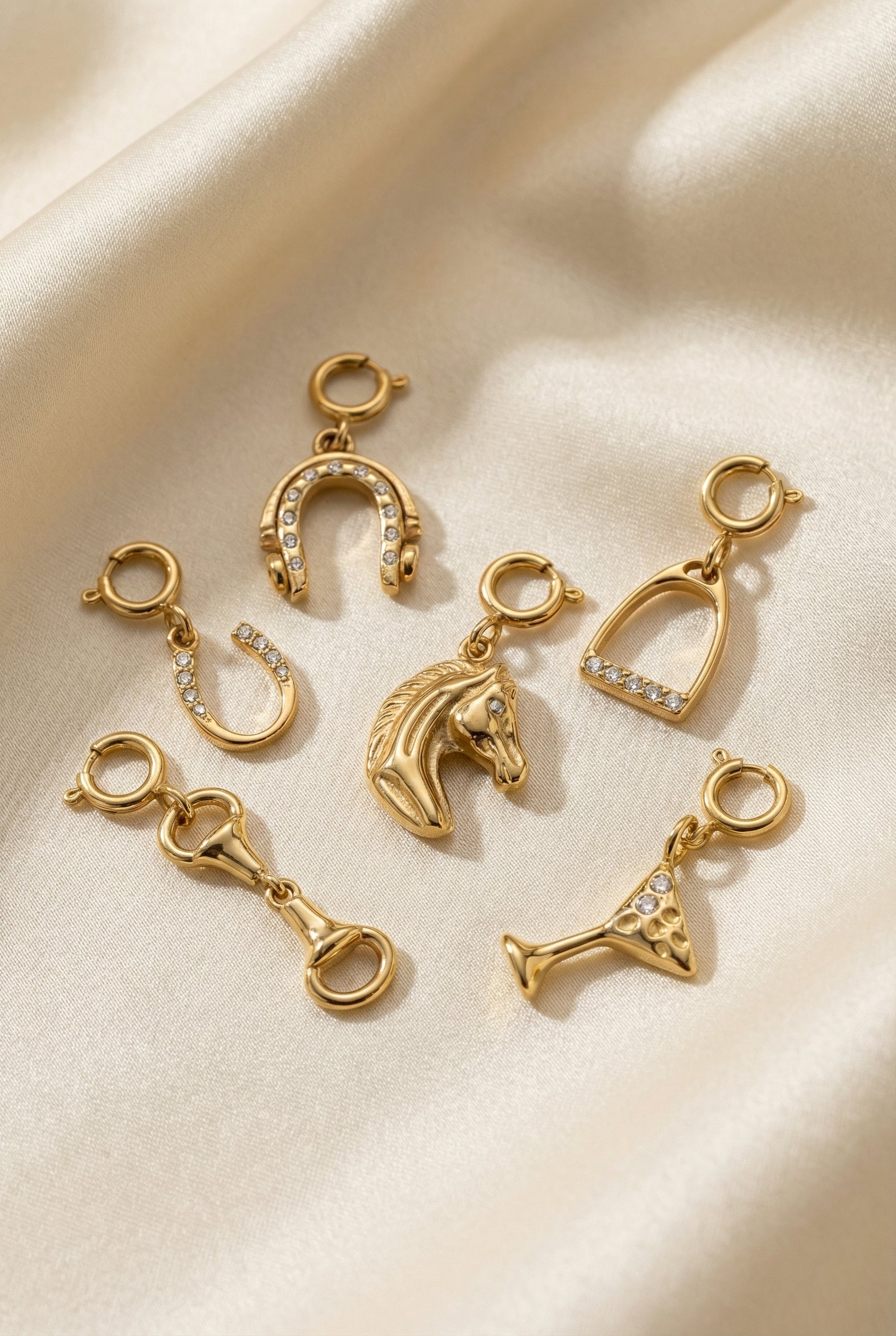 Charm - estribo - dorado