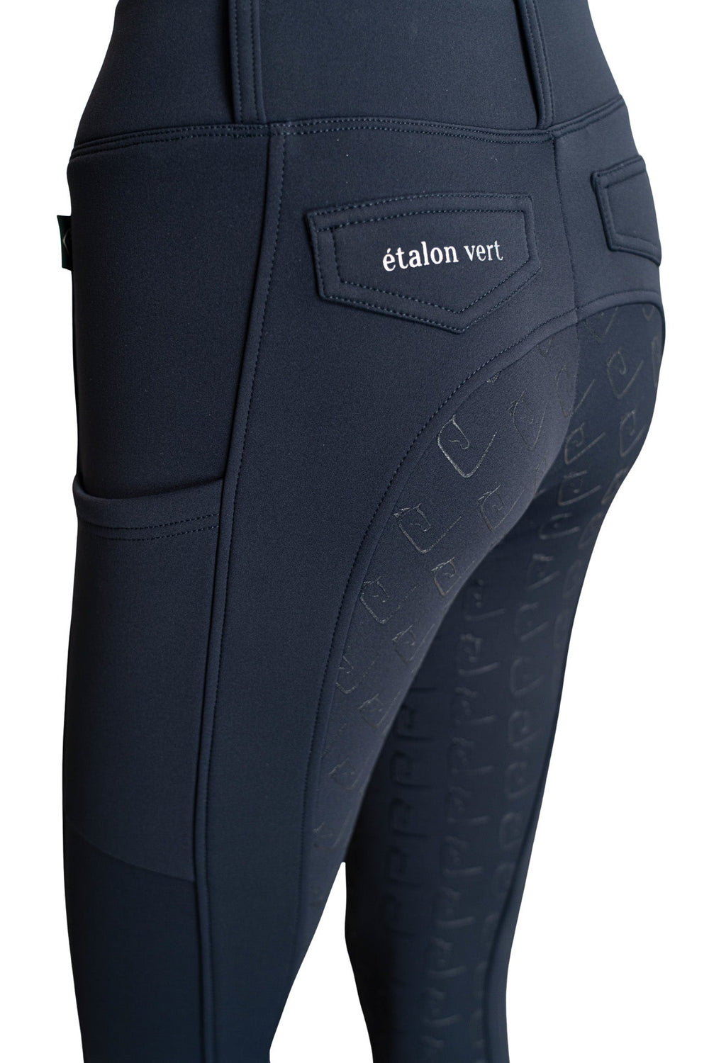Negro 2.0 Thermo-Reitleggings in Navy – Nahaufnahme von rückseitigem Bund, Schriftzug, Seitentasche und Pferdelogo-Grip