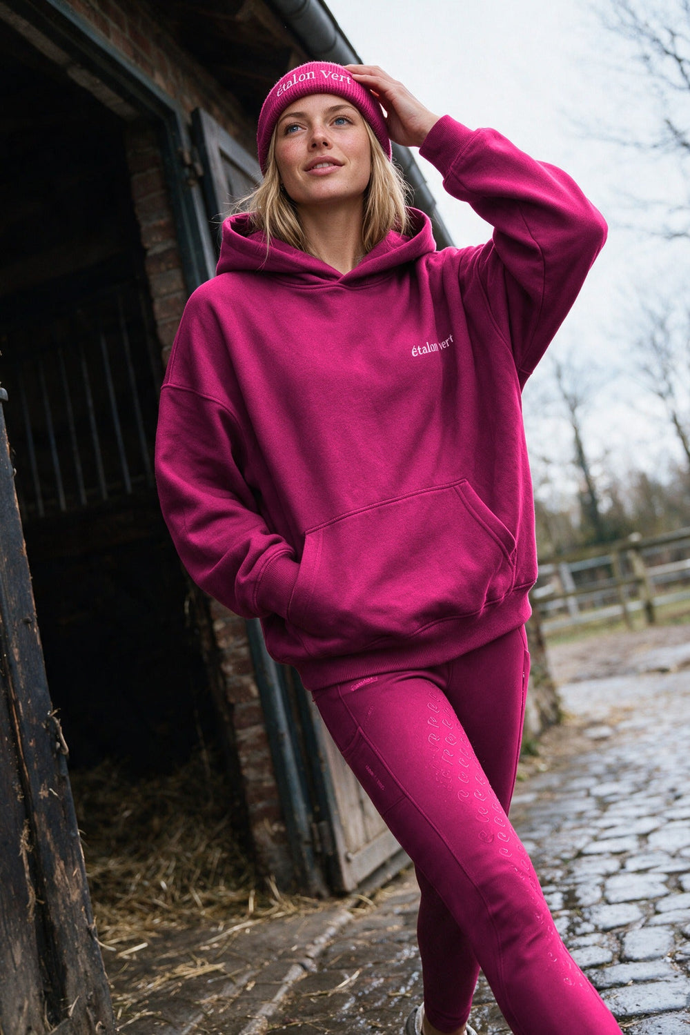 étalon vert – Oversize Hoodie Very Berry – Vorderansicht mit kleinem Brustlogo – Frau – B184