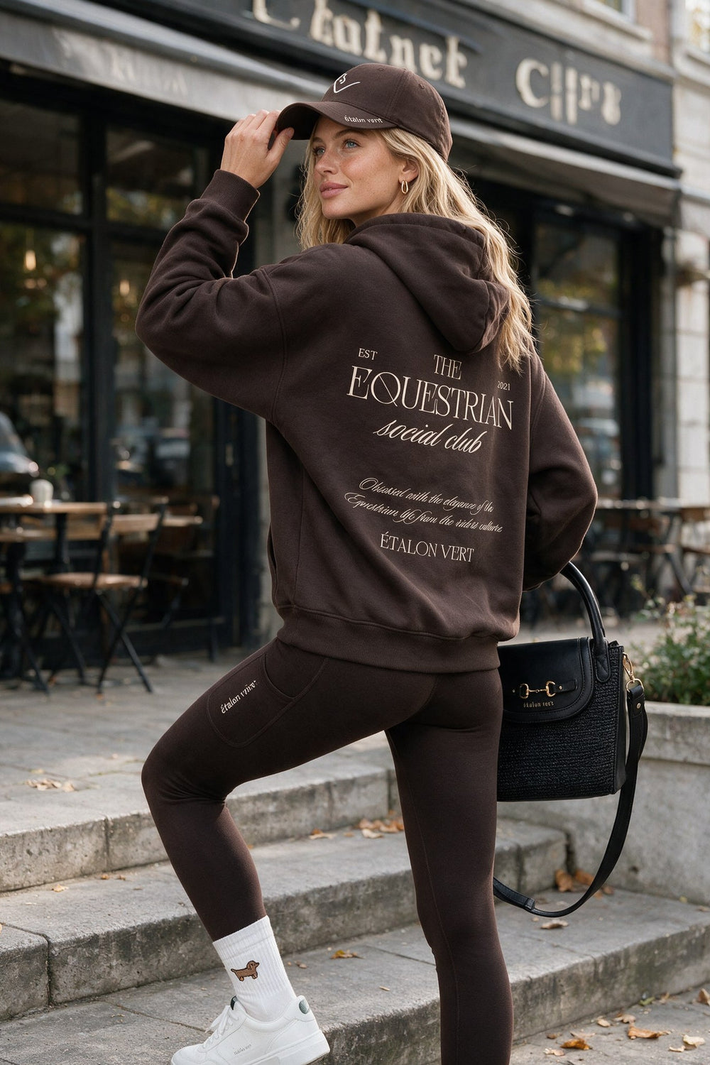 étalon vert – Equestrian Social Club – Chocolate Brown – ausgewähltes Modelmotiv B376