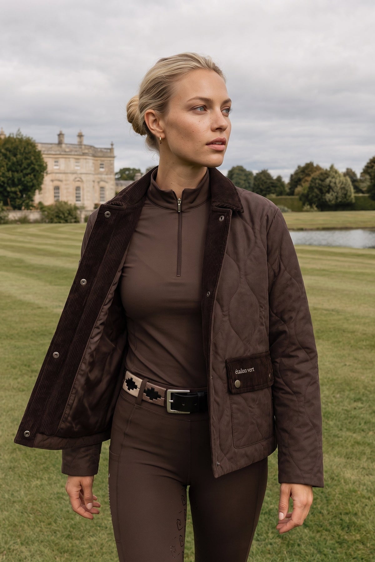 étalon vert Baloubet Heritage Jacket in Dunkelbraun – Offene Jacke am Model, Vorderansicht