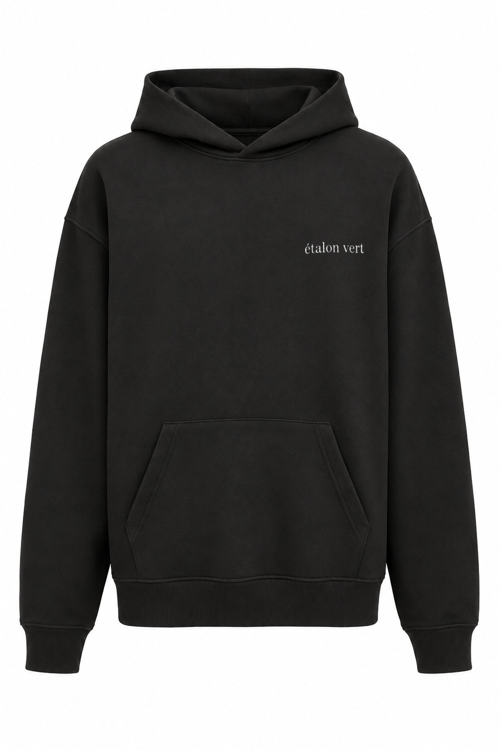 Schwarzer Oversize Hoodie – Vorderansicht, kleines weißes Logo auf linker Brust