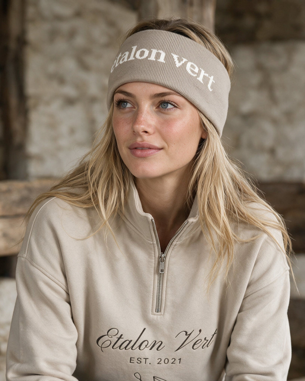 Don Carlos 2.0 Stirnband beige am étalon vert Model Céline, mit passendem eigenen Winteroberteil – KI-Produktvisualisierung