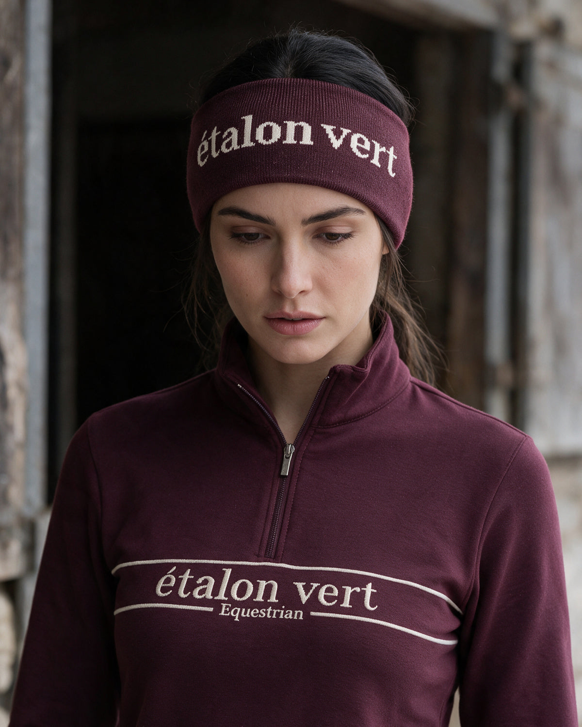 Don Carlos 2.0 Stirnband burgundy am étalon vert Model Alina, mit passendem eigenen Winteroberteil – KI-Produktvisualisierung