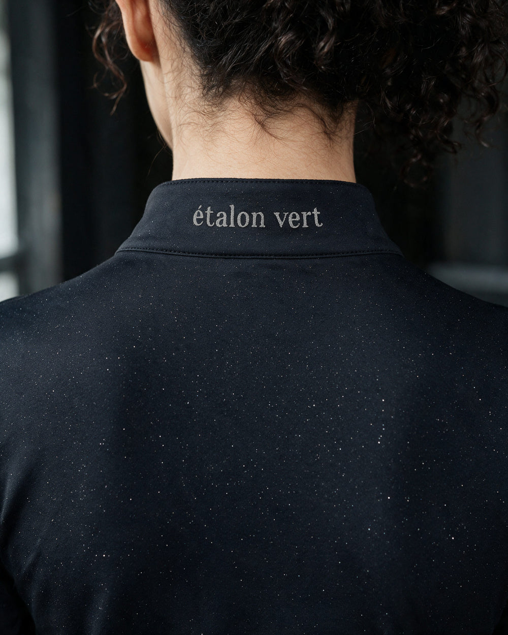 Easy Game Black Sparkle – Kragen und silberne Wortmarke im Detail