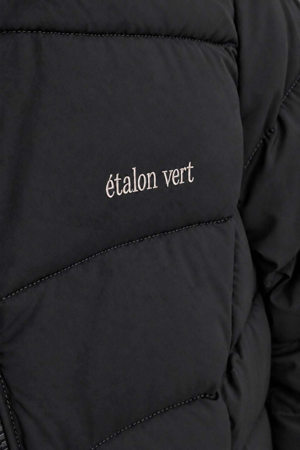 emerald jacke black detail bruststickerei