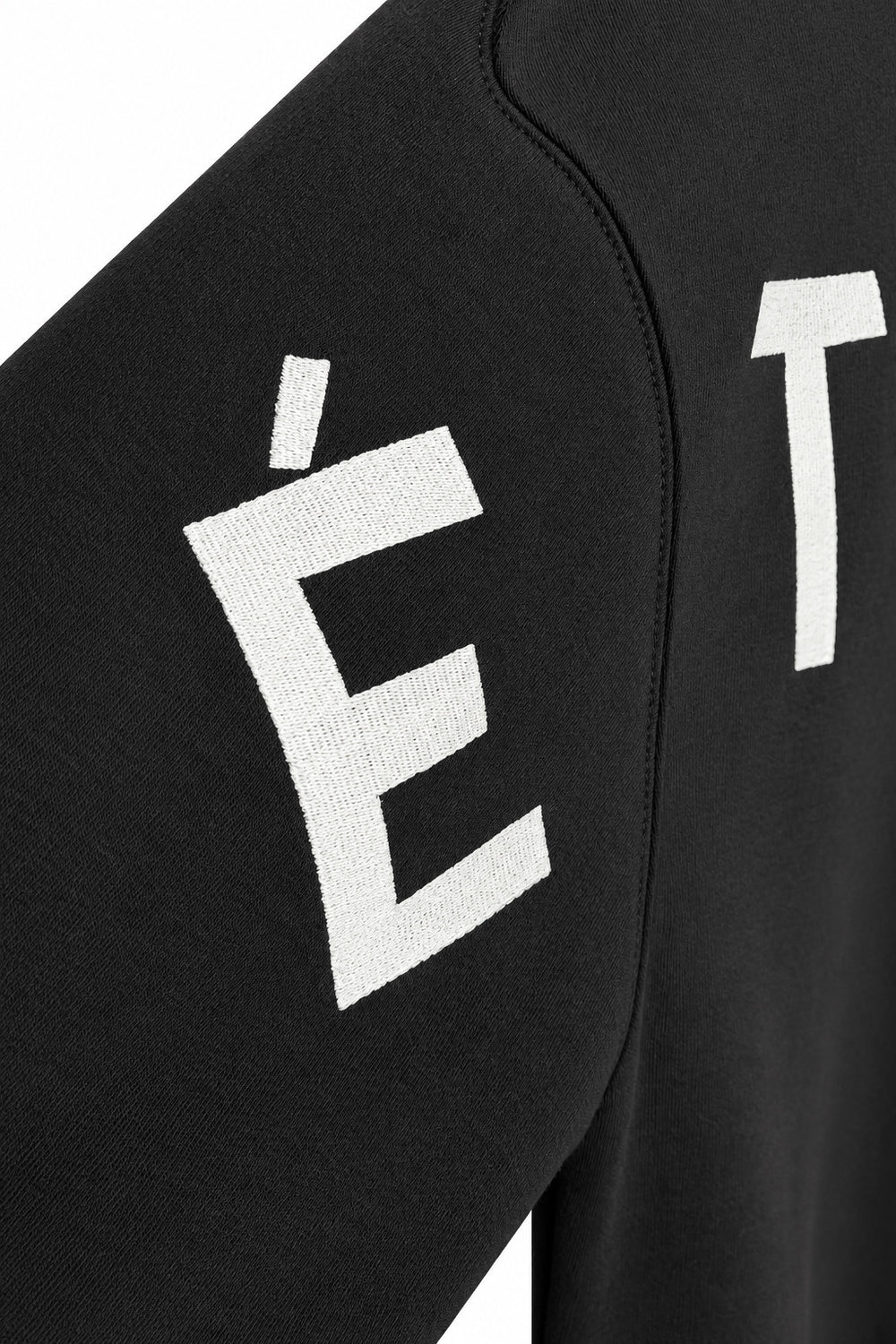étalon vert – ETALON Letters Sweater Black – Detail der weißen Rückenstickerei
