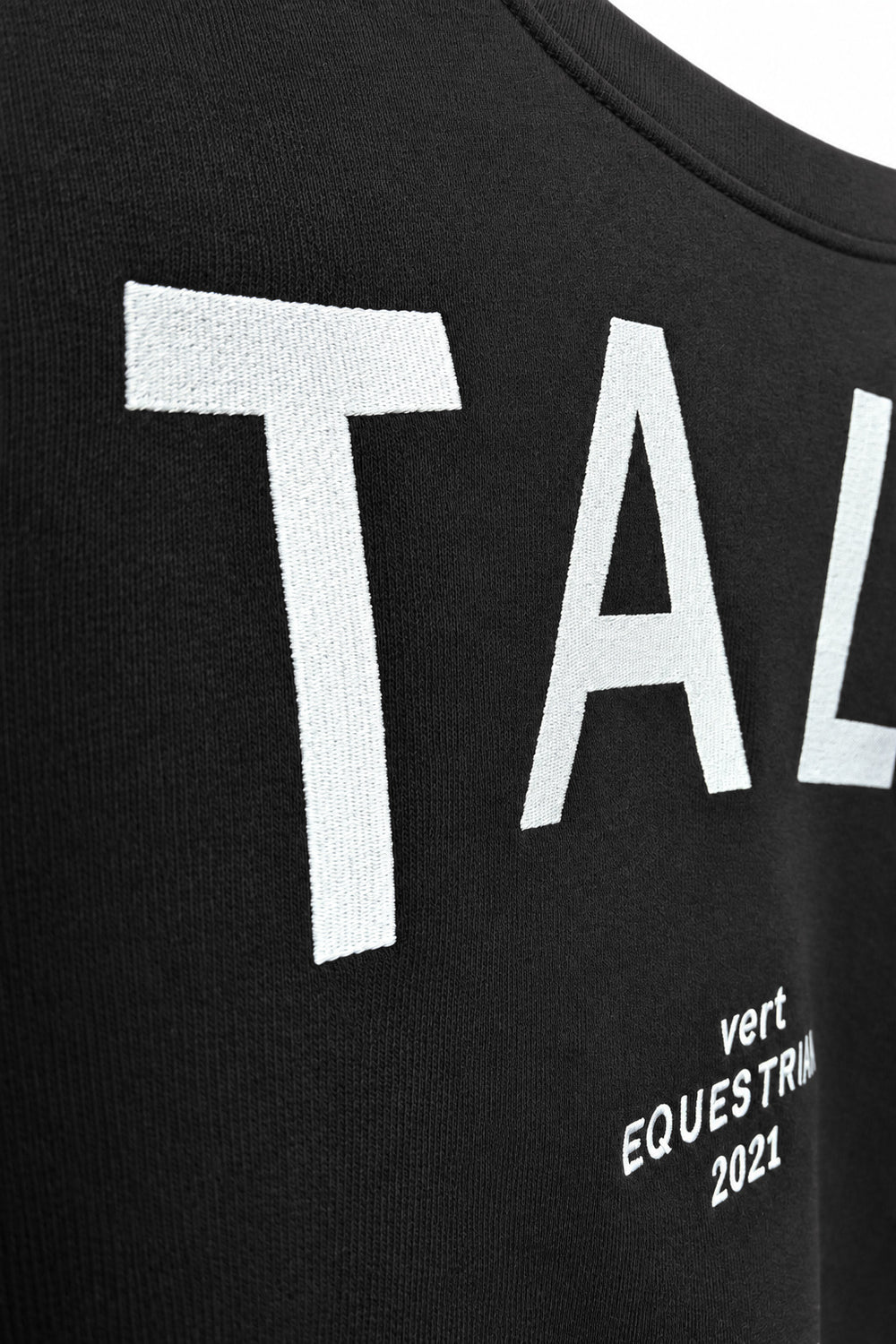 étalon vert – ETALON Letters Sweater Black – Detail der weißen Rückenstickerei