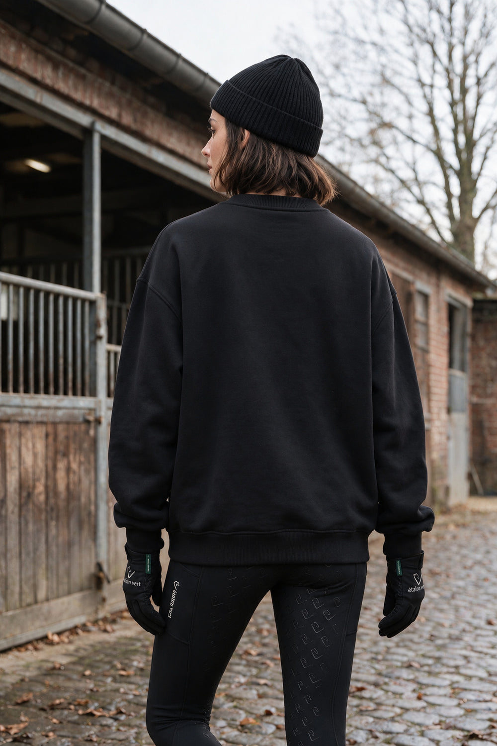 étalon vert – ETLNVRT Sweater Black – Modelansicht hinten ohne Kapuze