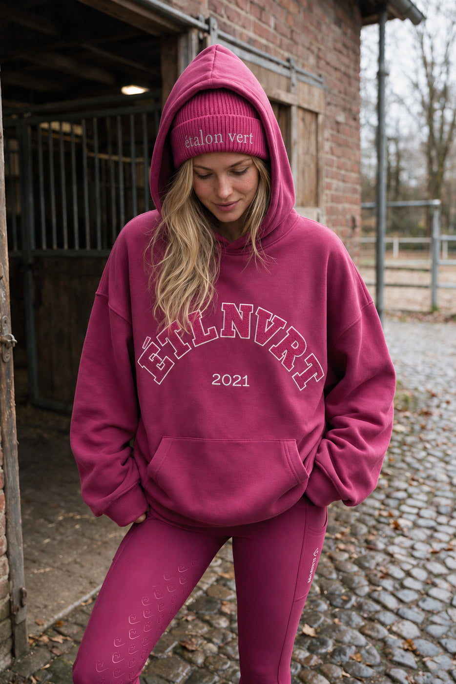 étalon vert – Very Berry ETLNVRT Chenille Hoodie – front three-quarter with hood raised – Celine