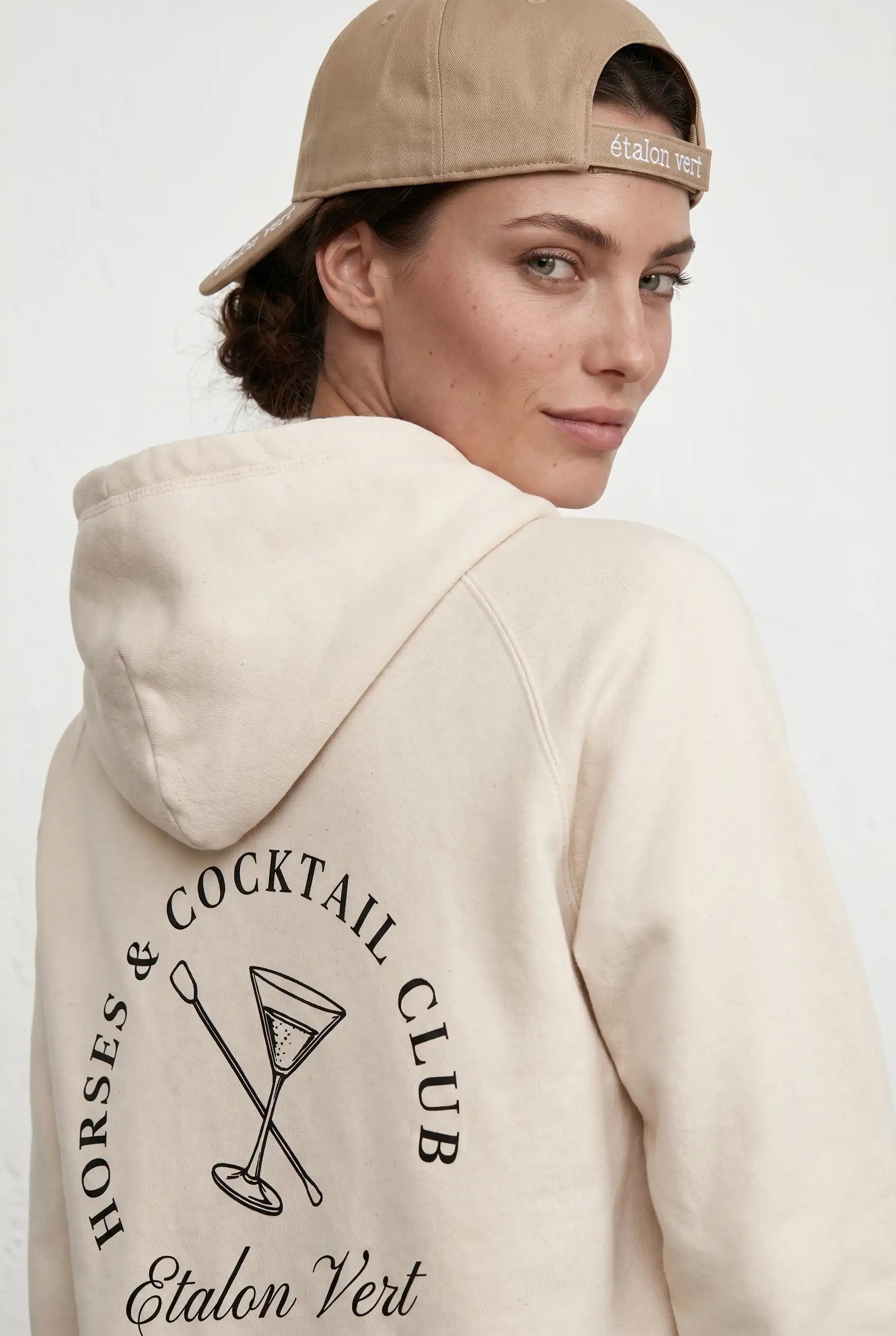 Quaterback 2.0 Normal Fit Hoodie - Horses & Cocktail - Off-White