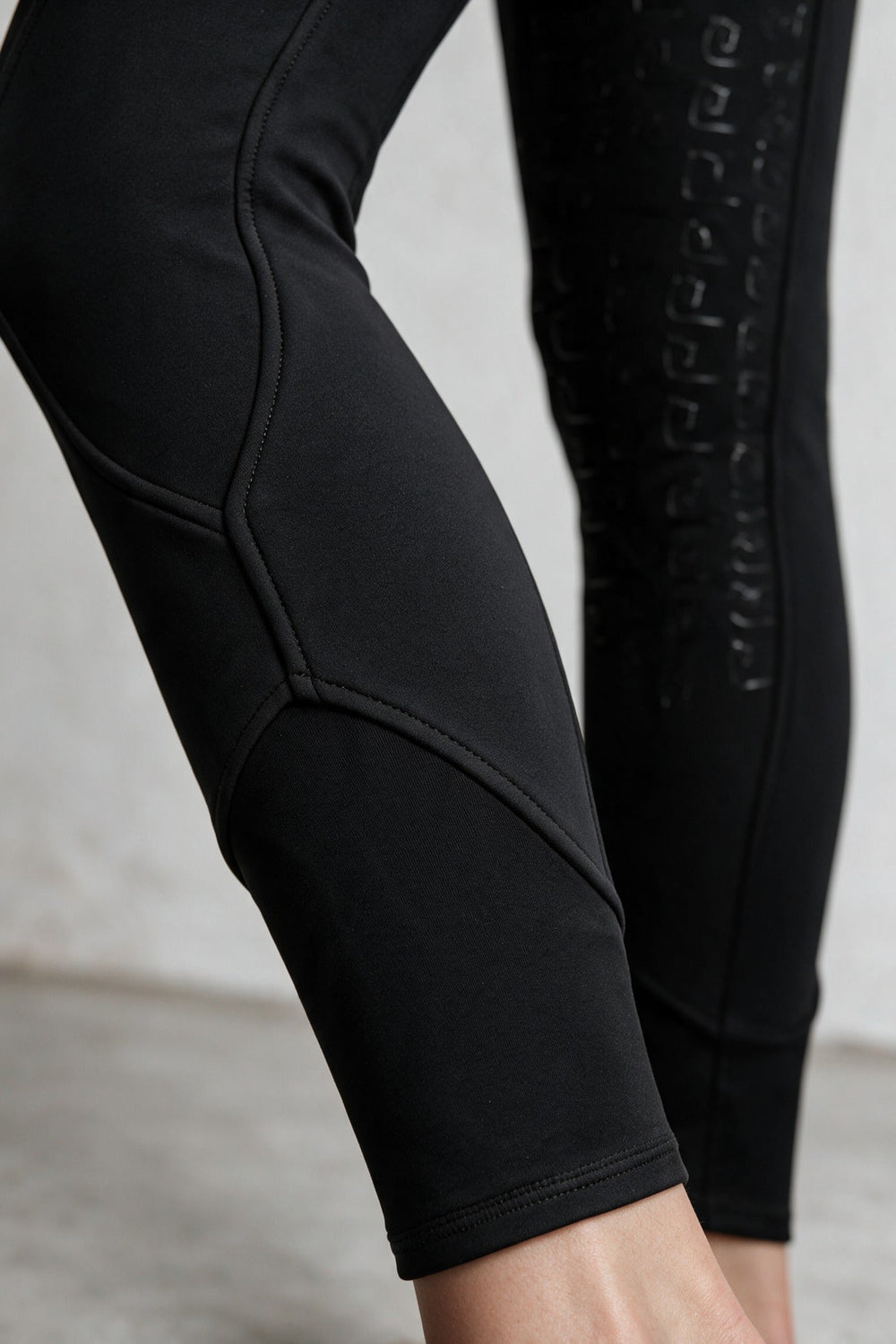 Negro 2.0 Thermo-Reitleggings Black – Beinabschluss und Grip am getragenen Produkt