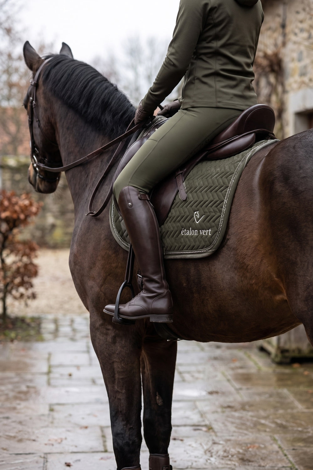 Schabracke Dressur Olive Velvet – Modelbild mit Reiterin
