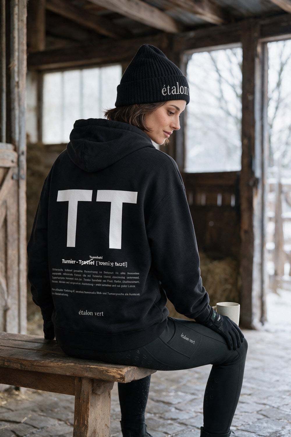 TT Hoodie Black – Frauenlook stallbank, Rückenansicht