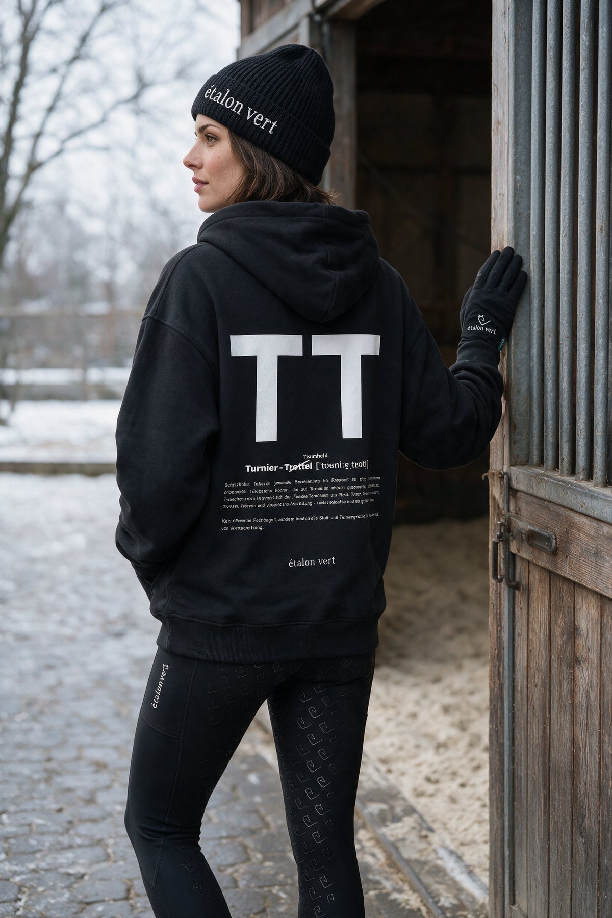 TT Hoodie Black – Frauenlook stalltuer, Rückenansicht