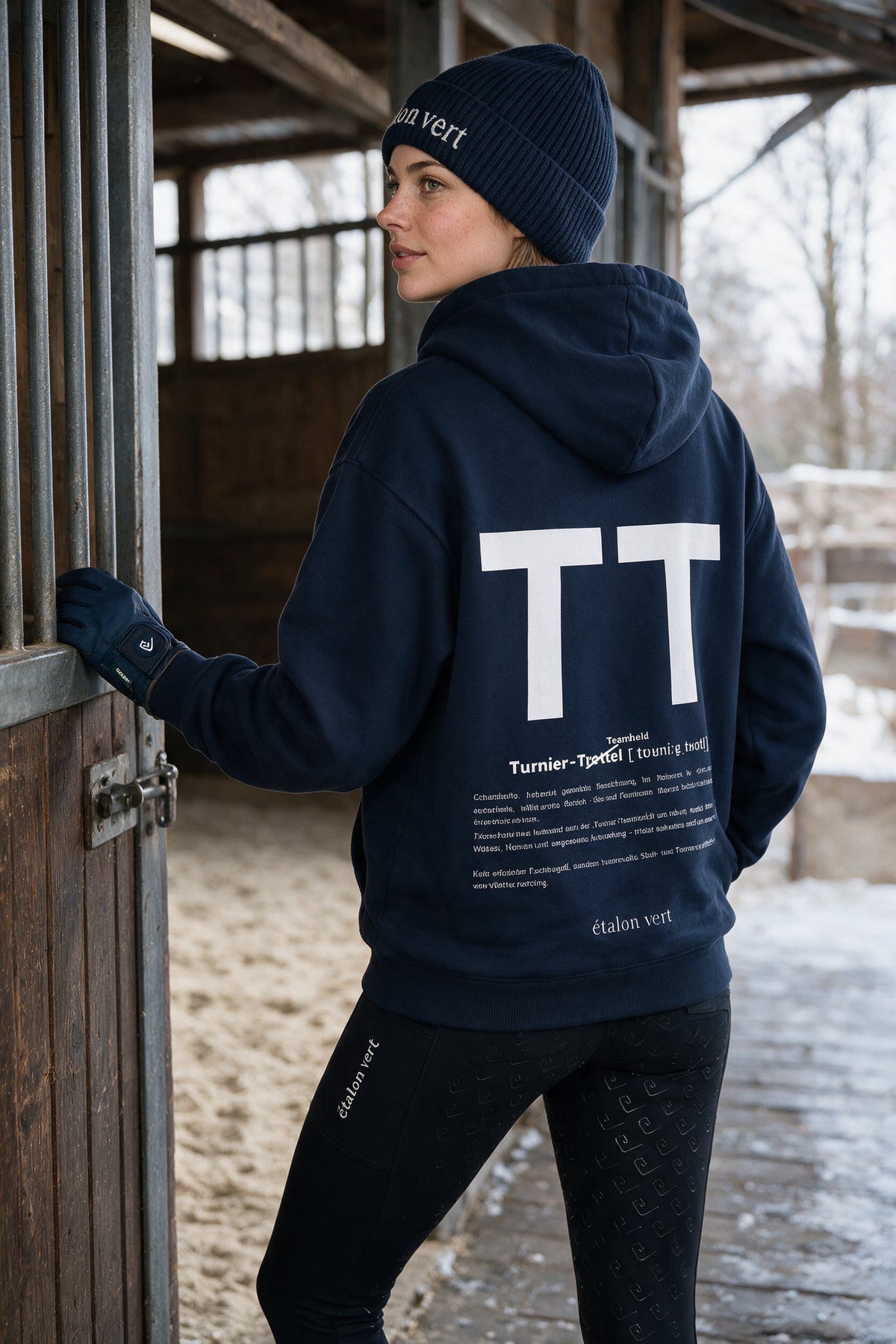 TT Hoodie Navy – Frauenlook stalltuer, Rückenansicht
