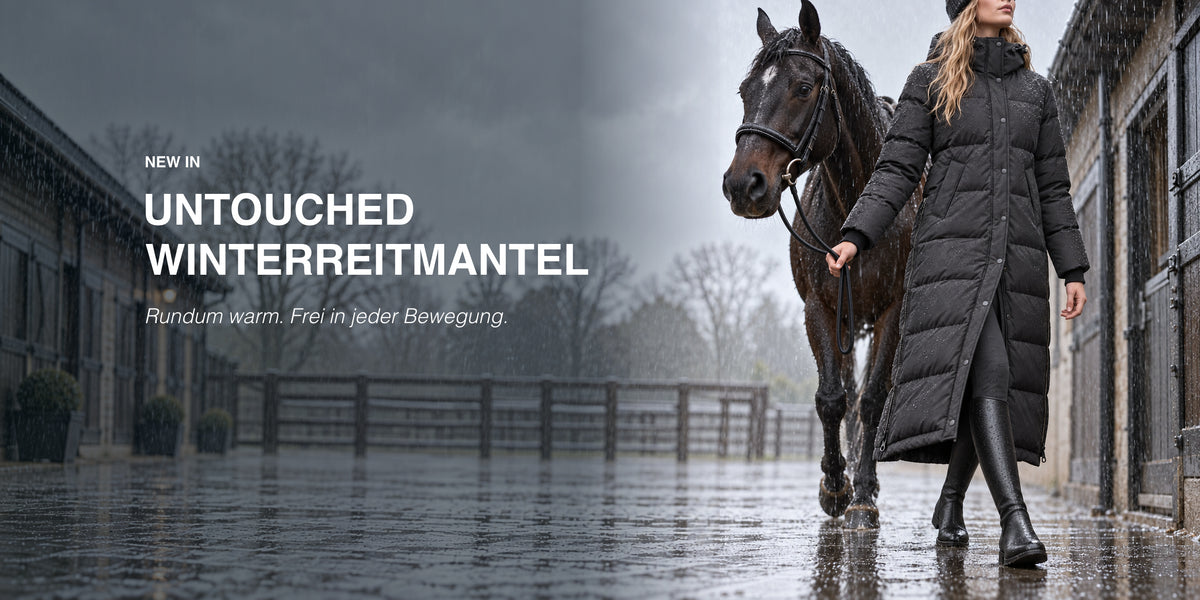 Untouched Winterreitmantel in Schwarz mit Pferd im Regen – Desktopbanner
