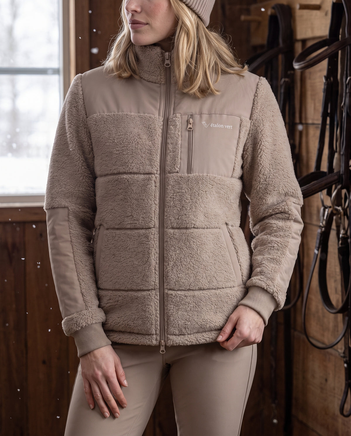 Valegro Teddyjacke Beige am Model, geschlossene Front
