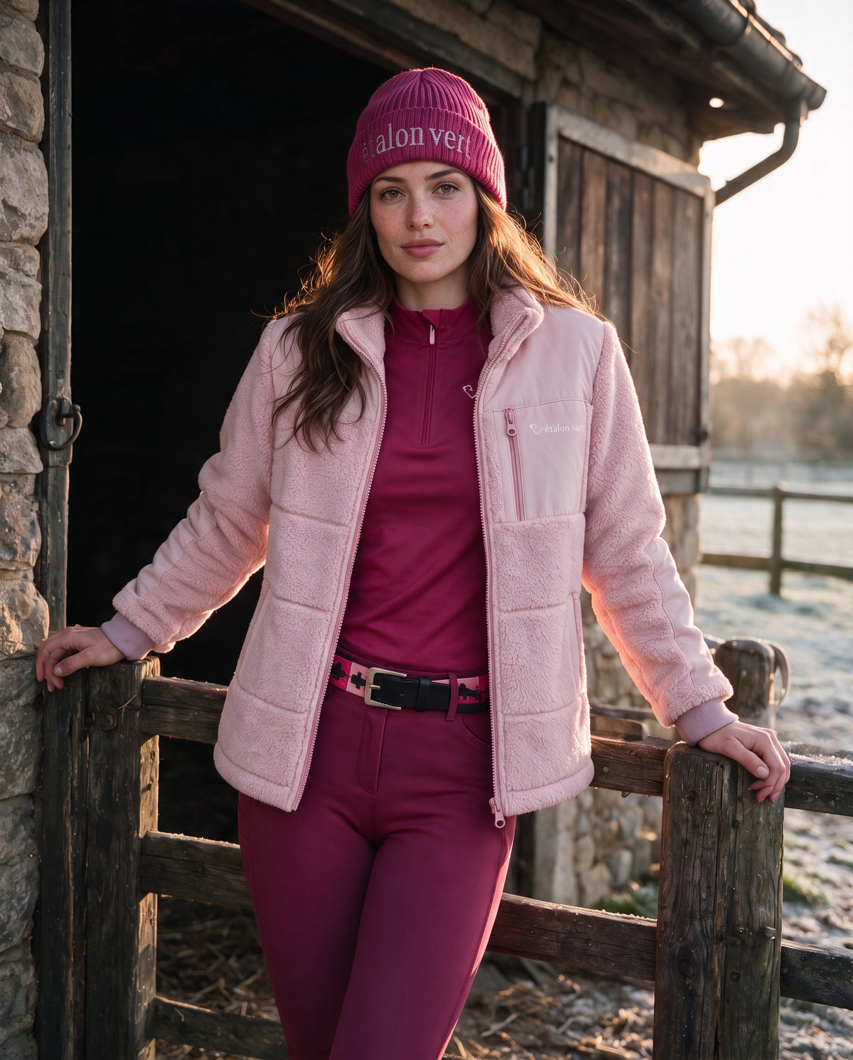 Valegro Teddyjacke Rosa am Model mit Very Berry Outfit