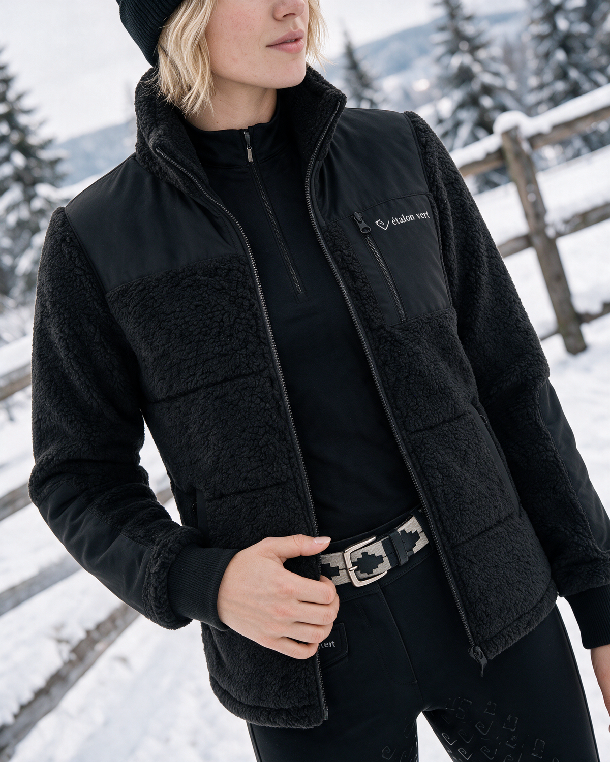 Valegro Teddyjacke Schwarz am Model, offen im Dreiviertelwinkel