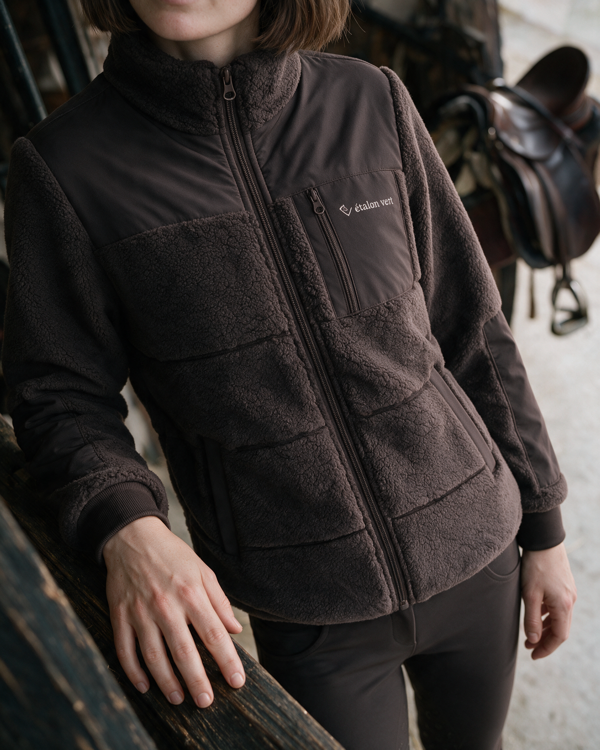 Valegro Teddyjacke Braun – geschlossene Jacke schräg am Geländer