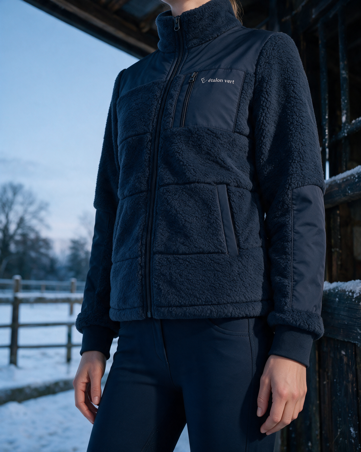 Valegro Teddyjacke Navy – Geschlossene Jacke aus deutlich tiefer Kameraposition