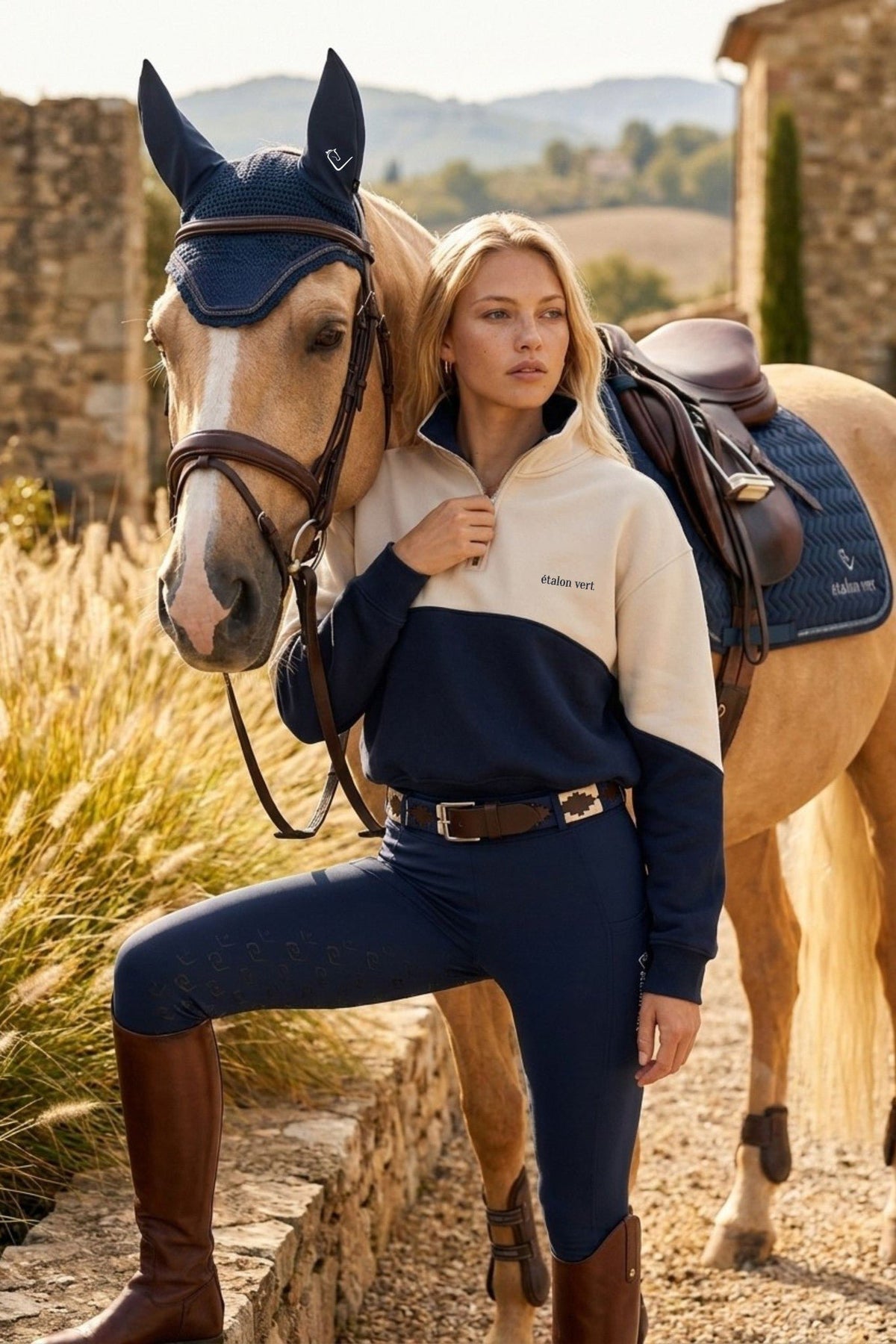 Bicolor Zip Sweater Off-white/Navy – Mit Pferd · frontal mit dunkelblauer Bruststickerei