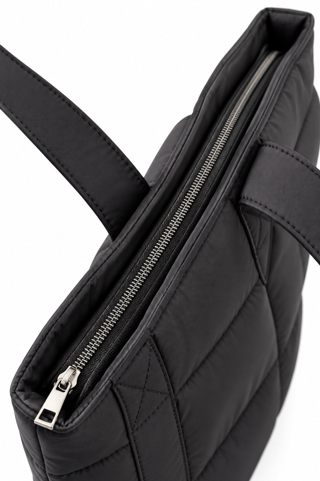 Puffer Bag Black – oberer Reißverschluss zum vollständigen Schließen der Tasche