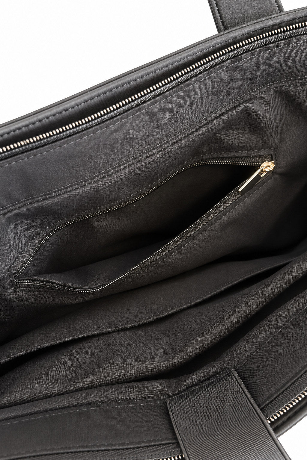 Puffer Bag Black – kleines Innenfach mit Reißverschluss im Detail