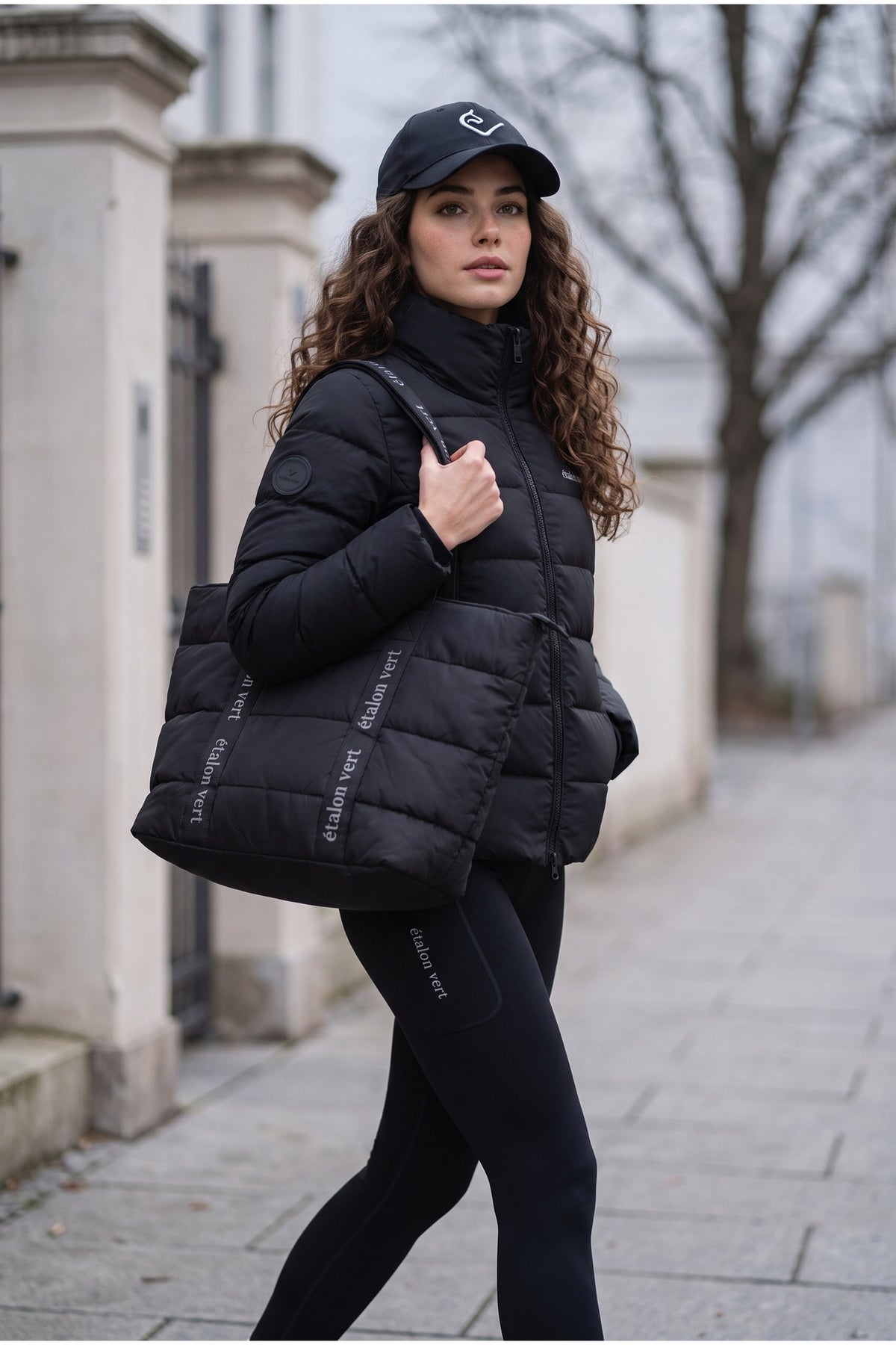 Puffer Bag Black – zum schwarzen Alltagsoutfit über der Schulter getragen