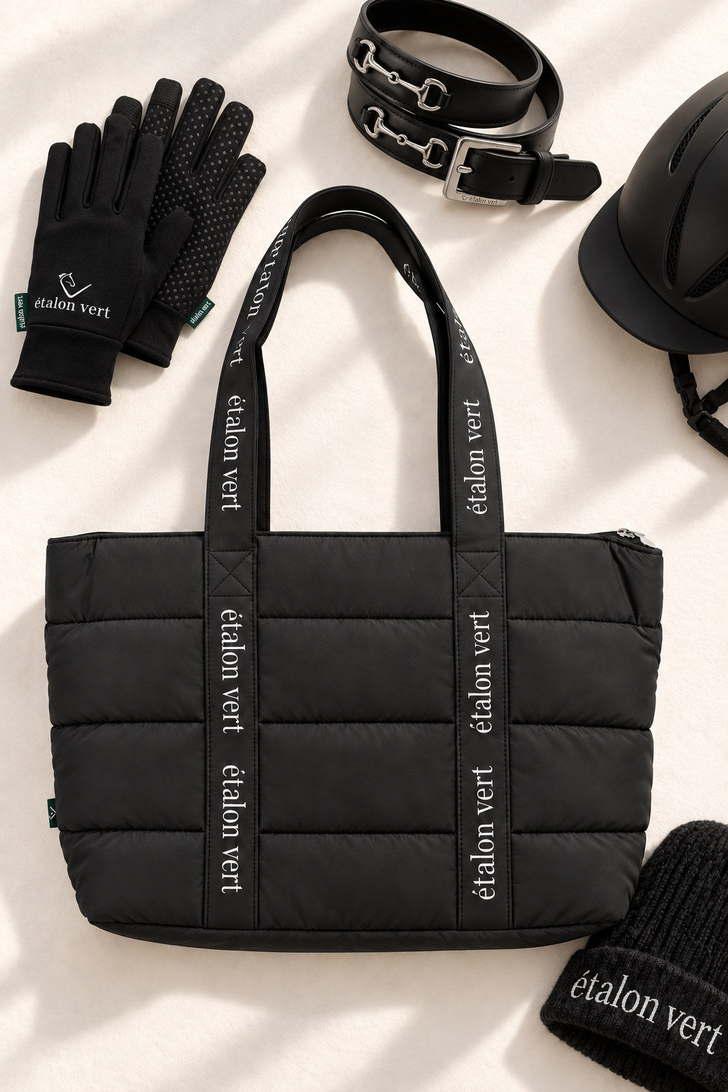 Puffer Bag Black – Equestrian-Arrangement mit Meteor-Mütze, Borealis-Handschuhen und Escolar-Gürtel