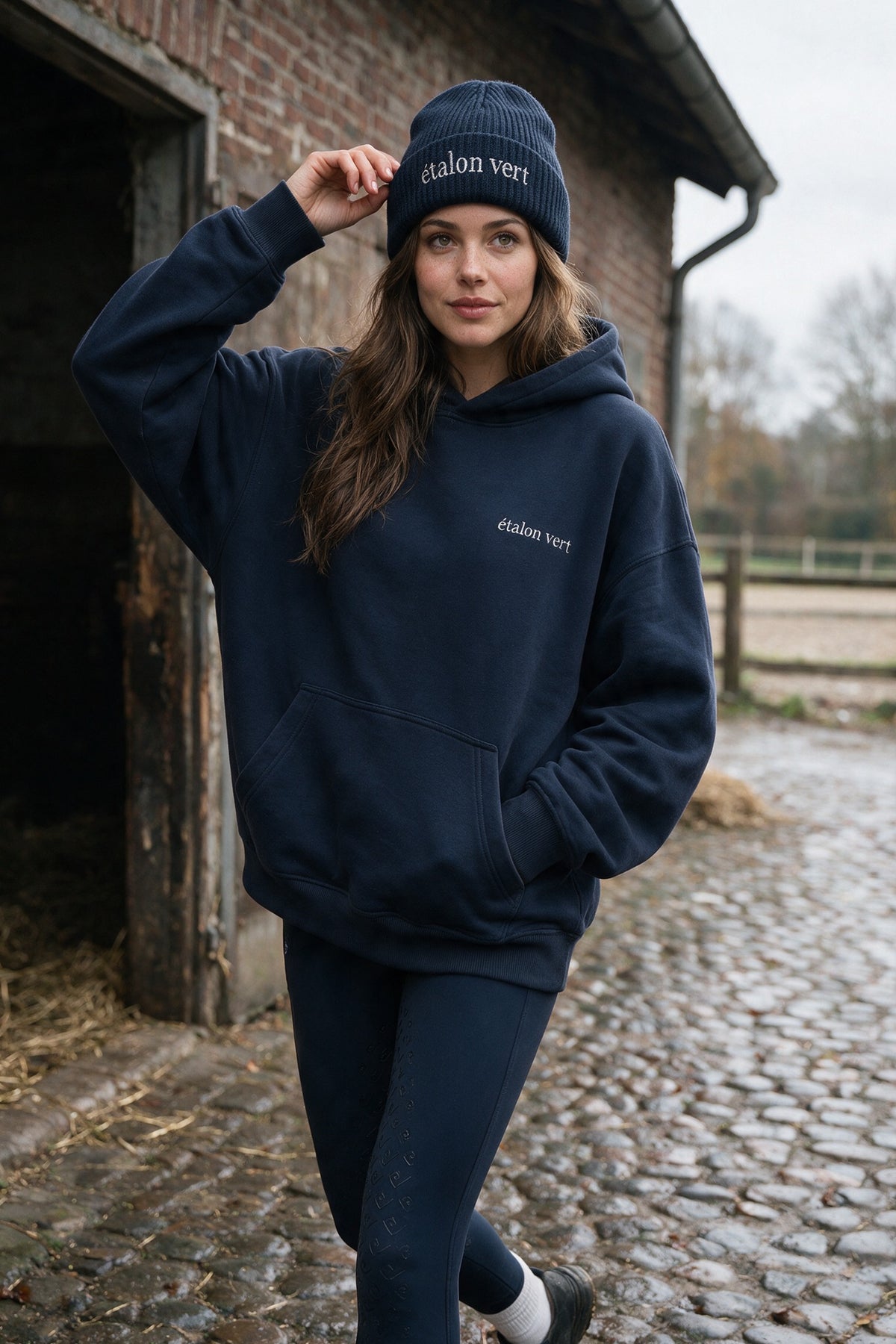 étalon vert – Oversize Hoodie Navy – Vorderansicht mit kleinem Brustlogo – Frau – B152