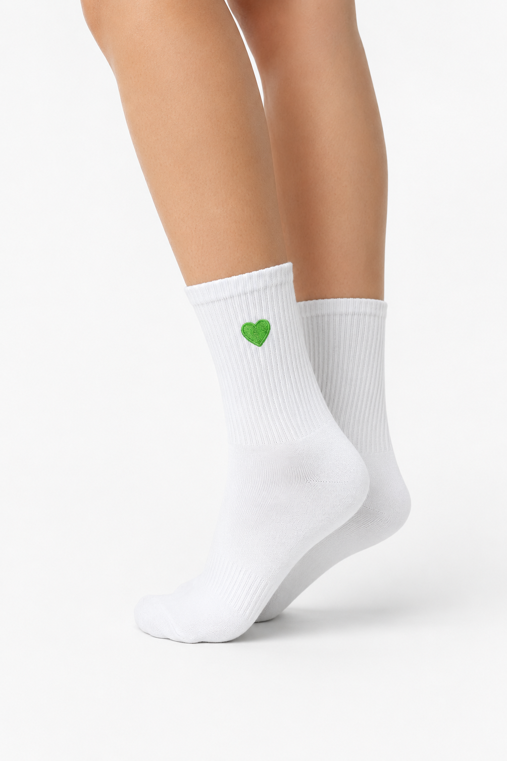 Gruenes Herz Sportsocken am Model